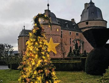 De feestelijke sfeer in het Kasteel van
Lavaux-Sainte-Anne\\"