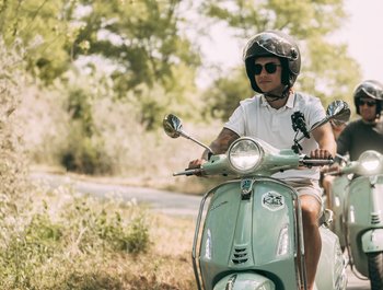 Vespa scooter huren.