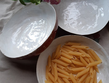 Keramiek : 3 pasta, sla of soep borden -
gevormd in mal