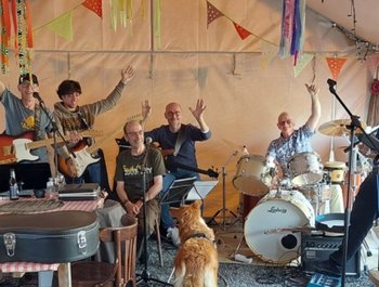 Bluesy Jams ~ muzikaal vrij
podium