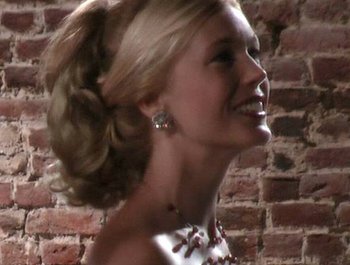 Aveline Monnoyer zingt en vertelt in
Atelier Hastir