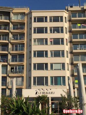 Vue panoramique imprenable sur la mer et la plage